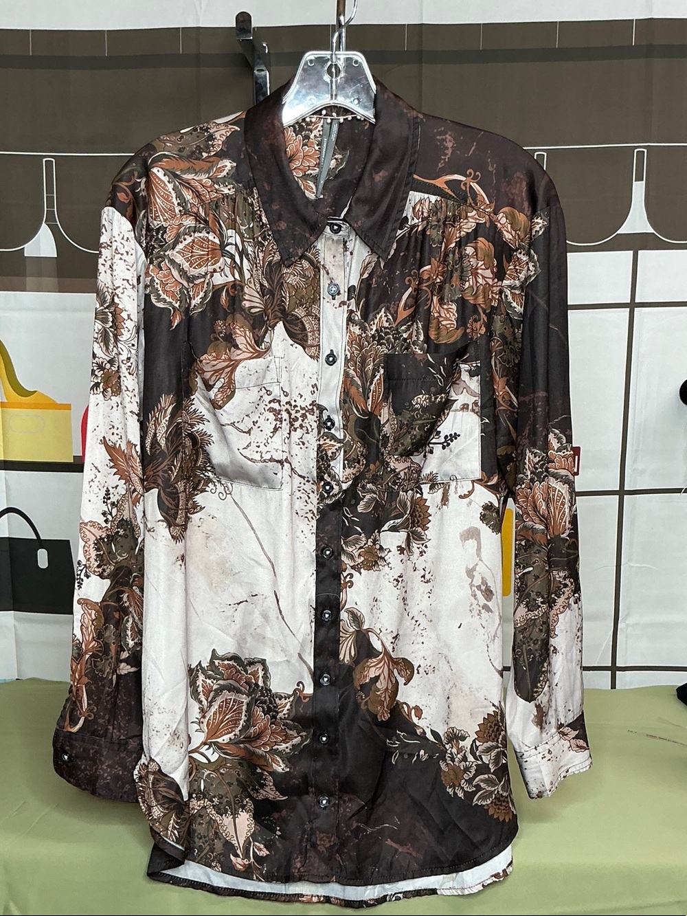 Anthropologie ladies sz M  Brown Floral Button-Up Shirt #2356